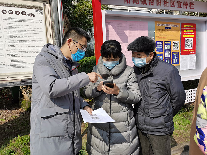 屯溪城建投公司黨支部開(kāi)展“踐行雷鋒精神，我們共同戰(zhàn)‘疫’”主題黨日活動(dòng)