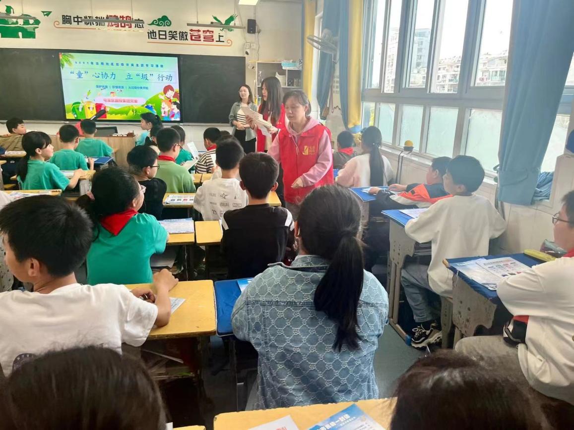 “攜手共筑美好家園”——開展垃圾分類宣傳、小區(qū)衛(wèi)生整治志愿者活動(dòng)