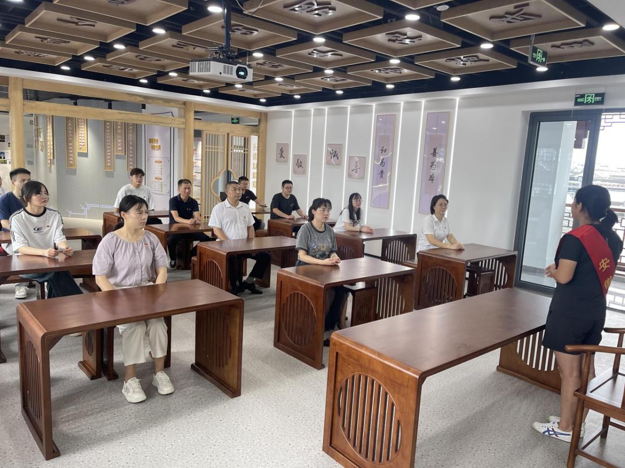 見賢思齊學(xué)楷模，崇德向善做好人——區(qū)國投集團(tuán)黨委開展8月份主題黨日活動